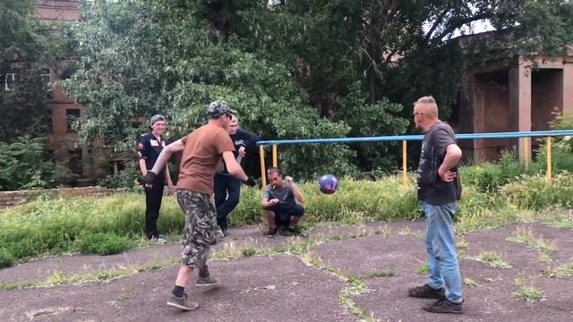 БОМЖИ И МЯЧ (ТРЕНИРОВКА ,ФУТБОЛ) смотреть онлайн