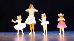 Раз ладошка, два ладошка. Я пока что не звезда. Танцуют дети 3 лет. Постановка Марии Медведевой