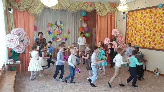 Вход с цветами на Праздник 8 Марта ??? | Весенний утренник в старшей группе детского сада смотреть онлайн