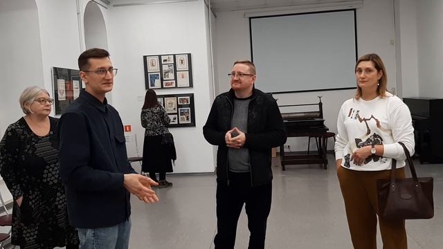 Вопросы экскурсоводу Кириллу Перепечкину - выставка графики художника Максима Ушакова-Поскочина. смотреть онлайн