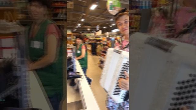 Баянист поднял настроение продавцам! смотреть онлайн