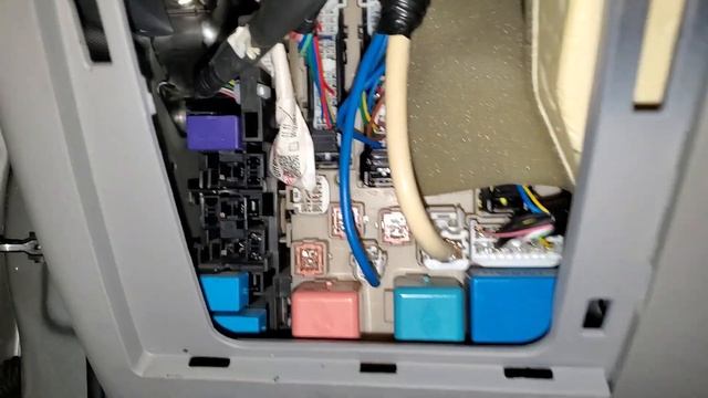 2011 Toyta RAV4 Starter Fuse & Starter Relay Location смотреть онлайн