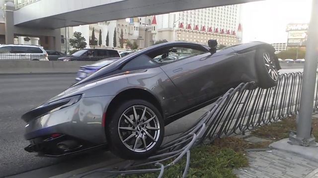 Aston martin crash on las Vegas strip 10/14/18 смотреть онлайн