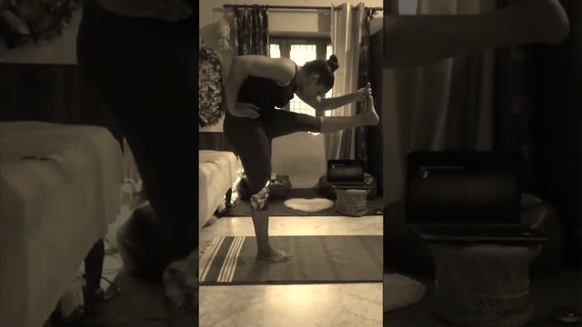 Ashtanga Yoga: Parsvottanasana - Utthita hasta padangusthasana - Ardha baddha padmottanasana смотреть онлайн