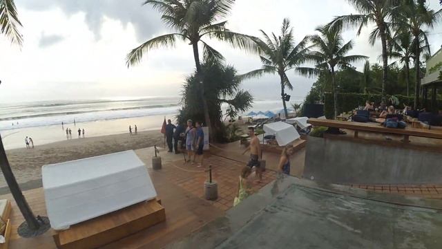 Отличное место не далеко от Куты I Бассейн с перспективой на океан смотреть онлайн