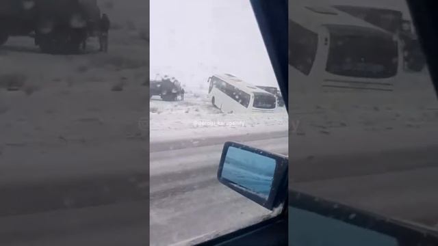 На трассе "Шахтинск - Караганда" автобус вылетел в кювет смотреть онлайн