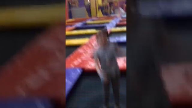 Батуты. Прыгаем сегодня в парке Небо смотреть онлайн