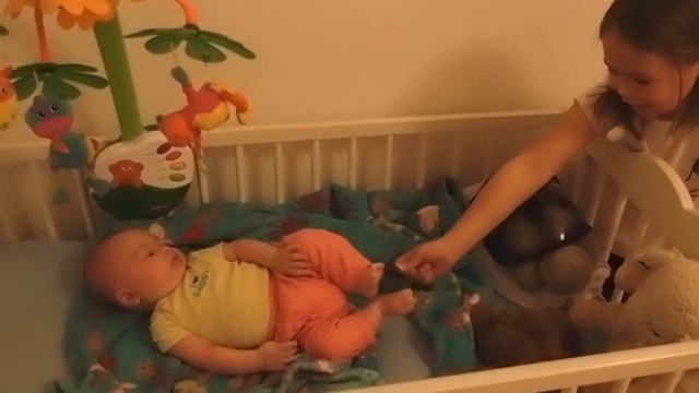 2016 02 1 марк проснулся  аринка щекочет пятки