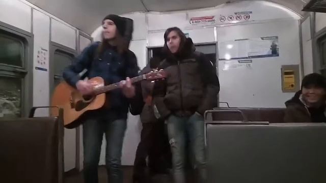 "Я всё исправлю, починю и налажу" - позитивный рэпчик в электричке Москва - Нара. смотреть онлайн