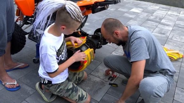 Катаемся на ПЕРЕГОНКИ...ДРИФТИМ...У папы с мамой ЛЮБОВЬ.