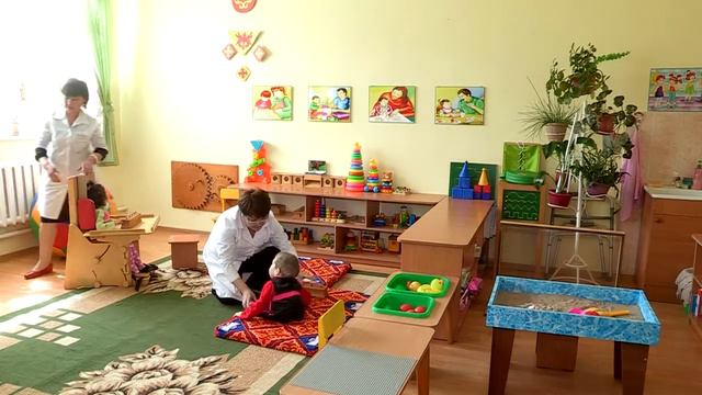Деловые женщины помогают детям с ограниченными возможностями смотреть онлайн
