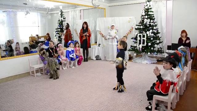 Новогодний утренник смотреть онлайн