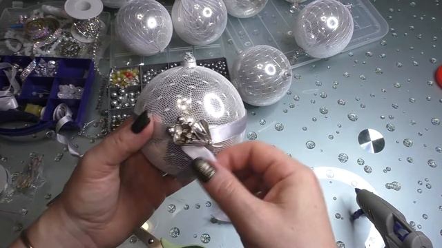 Переделка ёлочных шаров. Гламурные шары своими руками. смотреть онлайн