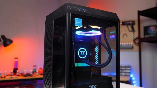 Thermaltake Chassis - The Tower 100 Mini Chassis - First Look смотреть онлайн