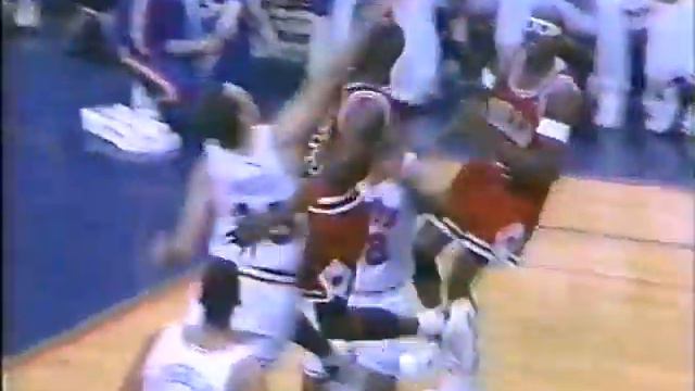 MICHAEL JORDAN - Crazy Facial Dunk on Danny Ferry!! Bulls @ Cavs 3-19-91 смотреть онлайн