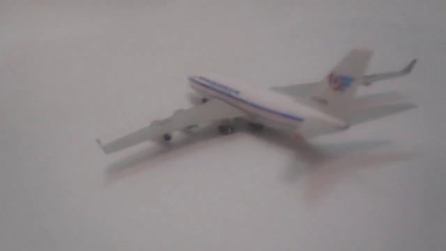 Коллекционная модель самолёта Ил-96/300 в масштабе 1:500. смотреть онлайн