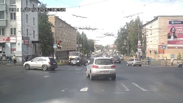 Женщина за рулем - невнимательный водитель в Петрозаводске. смотреть онлайн