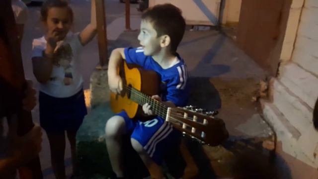 Маленький фанат В.Цоя поёт песню "Муравейник" смотреть онлайн