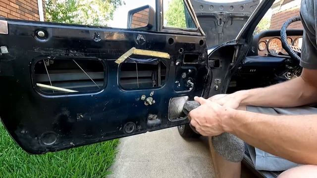 EASY! Fiat 124 Spider Window Crank Replacement! DIY! смотреть онлайн