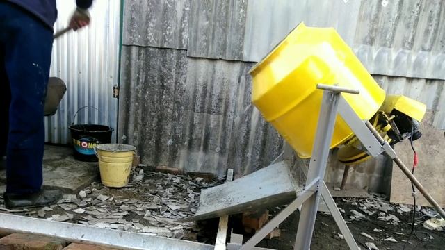 САМОДЕЛЬНАЯ БЕТОНОМЕШАЛКА. ТЕСТ, ЗАМЕС. смотреть онлайн