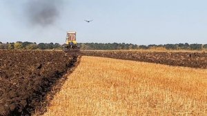 Вспашка зяби гусеничными тракторами Т-404