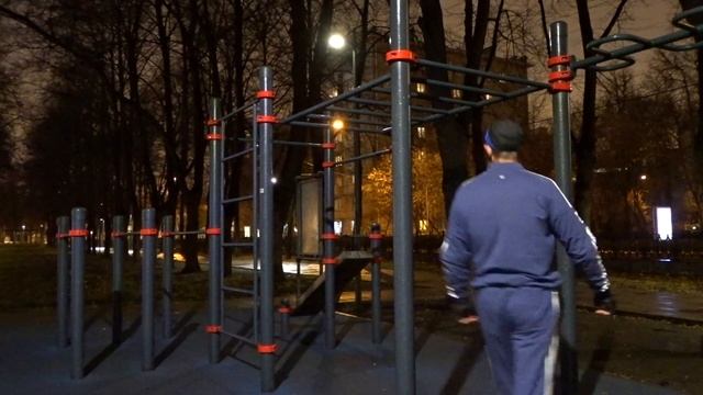 Круговая тренировка- 10 подтягиваний на турнике,10 отжиманий на брусьях,10приседов с выпрыгиванием✊ смотреть онлайн