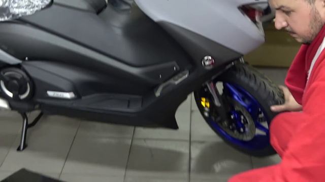 Santa Claus unboxing the 2020 YAMAHA T-MAX 560cc scooter (what a gift... thanks santa) смотреть онлайн