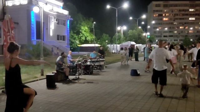 Туапсе. Вечерняя площадь. Живая музыка, фонтан. смотреть онлайн