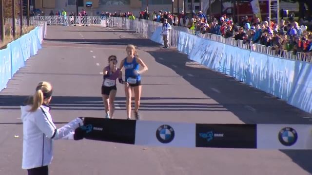 Marathoner heroically finishes Dallas Marathon with help of fellow runner | ESPN смотреть онлайн