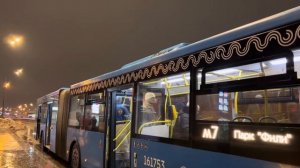 Автобус ЛиАЗ-6213.65 следует по маршруту м7 ”м. Стахановская - Парк Фили”