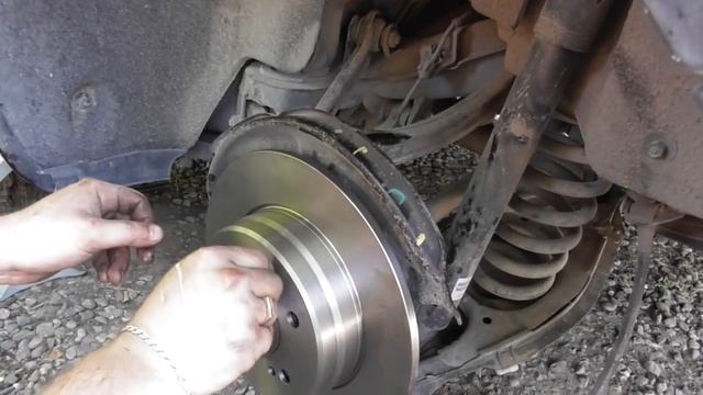 Как заменить тормозные диски и колодки в Мерседесе смотреть онлайн