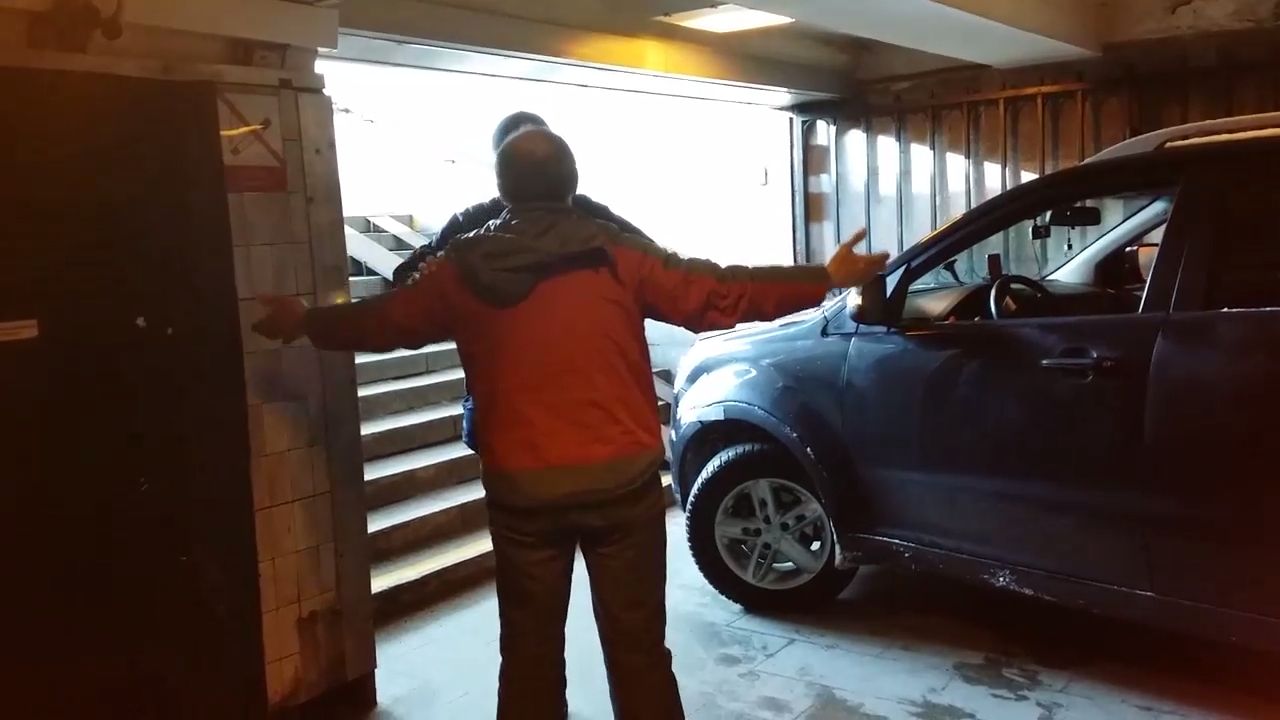 Дед заехал в подземный переход в Петербурге смотреть онлайн