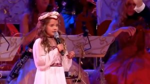 Завораживающее пение! Она вышла на сцену оперы и начала петь, в зале плакали