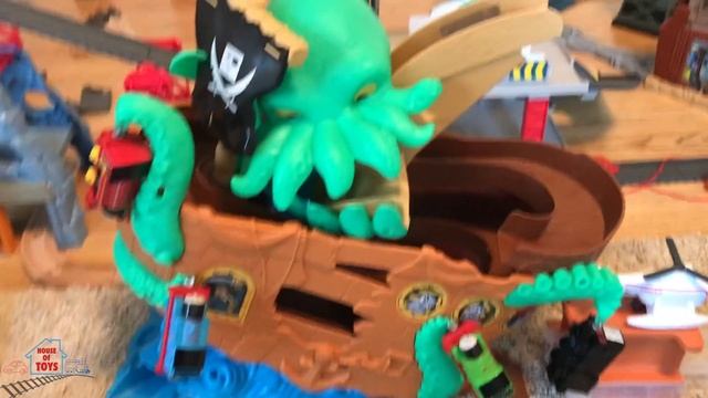 Thomas and Friends SUPERSTATION!Adventures Sea Monster Pirate Set,Scrapyard, Adventures Shark Escap смотреть онлайн