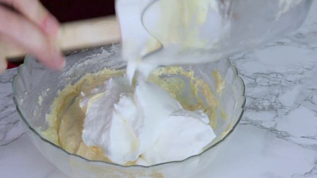 BIZCOCHO Super ESPONJOSO con 3 INGREDIENTES con CHOCOLATE - Recetas Básicas смотреть онлайн
