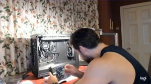 Генри Кавилл собирает компьютер