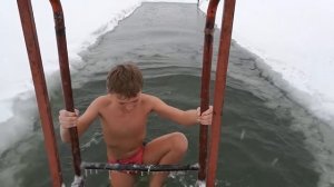 КУПАНИЕ В ПРОРУБИ! ЕГОР С ПАПОЙ КУПАЮТСЯ В ПРОРУБИ! КРЕЩЕНСКИЕ КУПАНИЯ 2017!