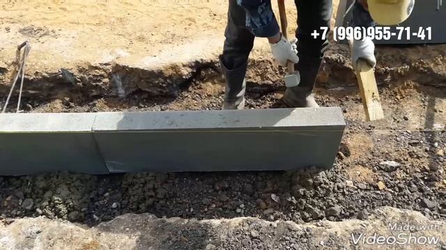 Установка дорожного бордюра с бетонированием . смотреть онлайн