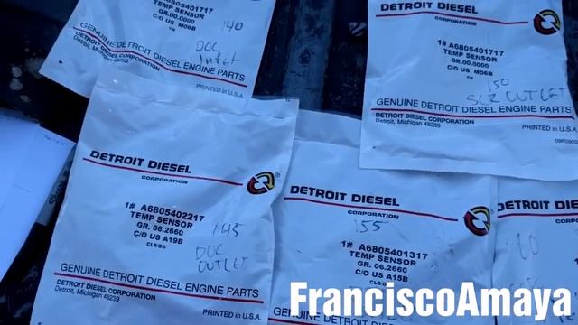 Freightliner Cascadia DD13 DD15 engine SCR box DOC DPF remove replacement DEF light flashing смотреть онлайн