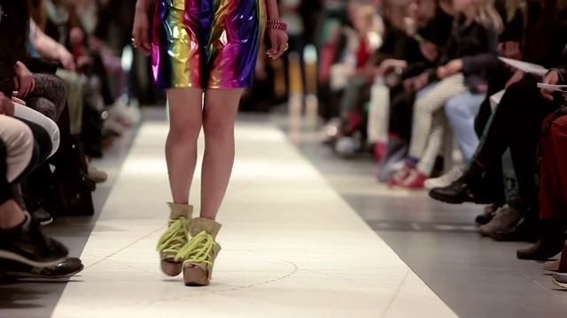 Expositie en Fashion Show designers HKU in de Bijenkorf смотреть онлайн