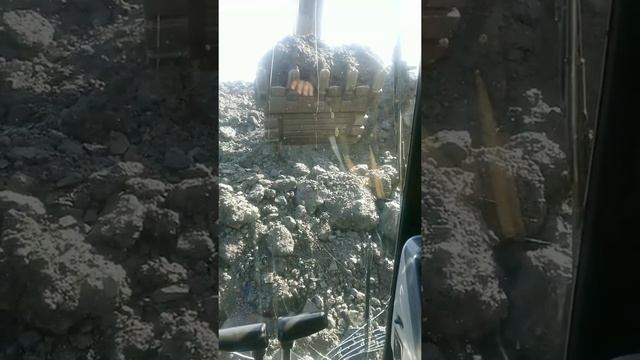 Ведение верхнего и нижнего забоя на экскаваторе Komatsu PC 750!!! смотреть онлайн