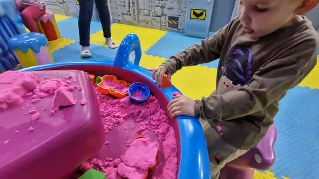 Матвей в детском развлекательном центре Наследники | Сборник детских видео и других весёлых историй смотреть онлайн