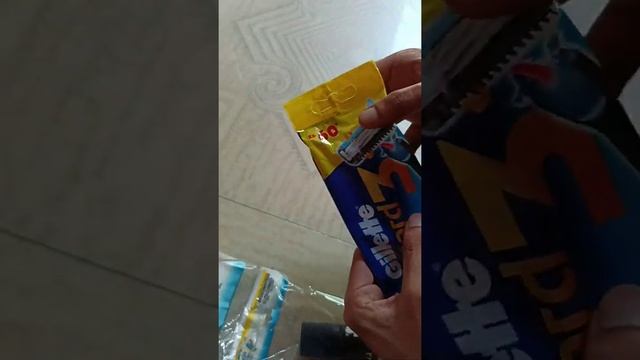 UNBOXING of free Gillette guard razor and shaving cream in 1 min #short смотреть онлайн