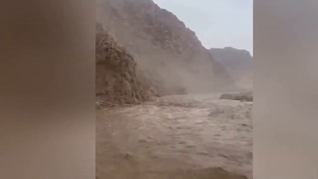 An incredible storm hit Oman! Rain, hail, flood in Al-Arid, Ibri смотреть онлайн