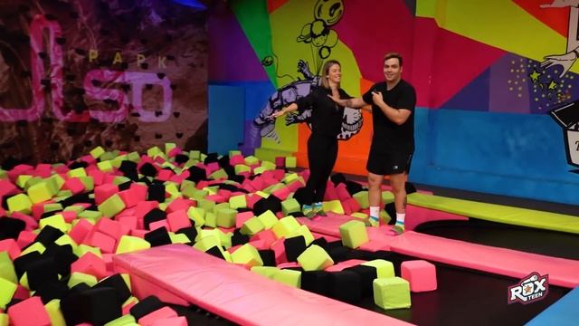 BRINQUEI DE PIQUE PEGA NO PARQUE DE CAMA ELÁSTICA смотреть онлайн