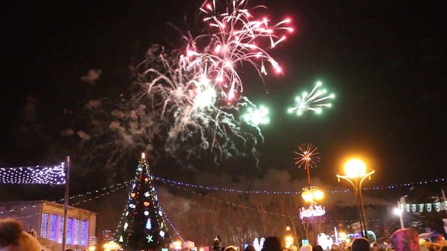 Комсомольск-на-Амуре 24 Декабря 2016. Открытие ёлки на площади Юности. Яркий салют. смотреть онлайн