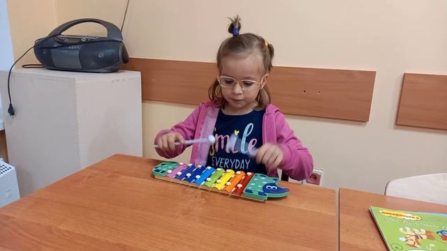 Дождичек. Учимся играть на металофоне 2 голосие. смотреть онлайн