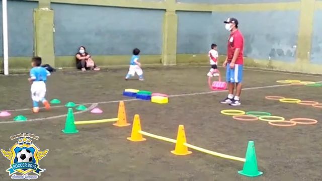 Entrenamiento para niños de 3 y 4 años .. Psicomotricidad aplicada al futbol смотреть онлайн