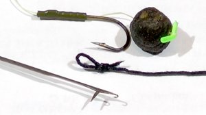 Как с помощью иглы для бойлов связать маленькую петельку.