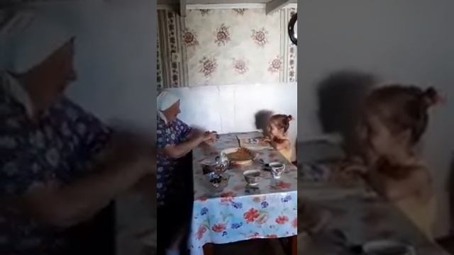 внучка читает прабабушке стихотворение Пудель. С.Маршака смотреть онлайн